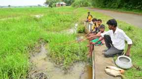 Fishing Video || The boy caught a lot of fish from the field's water supply canal || Hook fishing